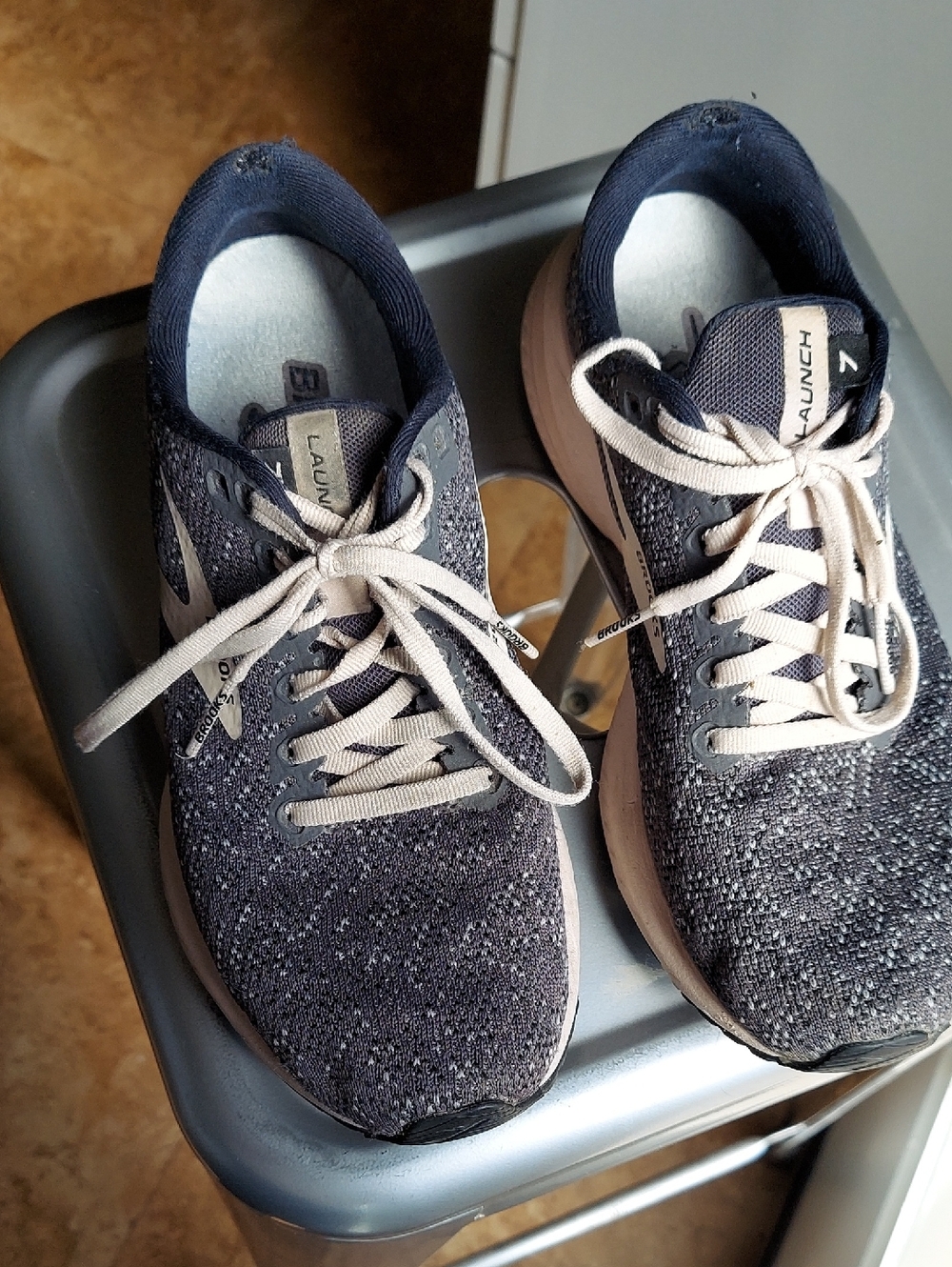 Brooks Launch navy/gray knit running shoes with light gray laces